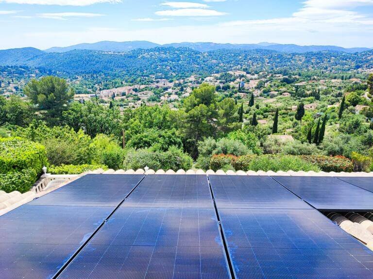 Panneaux DualSun bi-verre sur toiture à Cabris