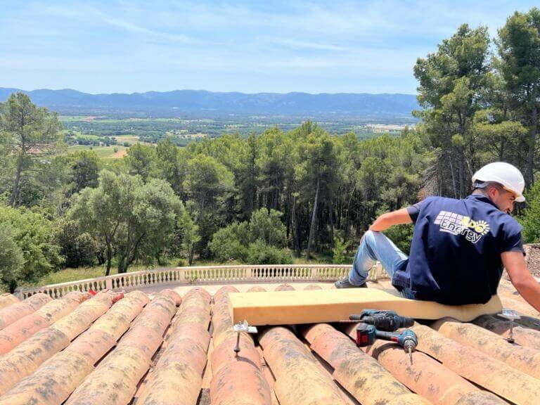 Technicien RDG Energy sur une toiture en tuiles lors d’une installation solaire