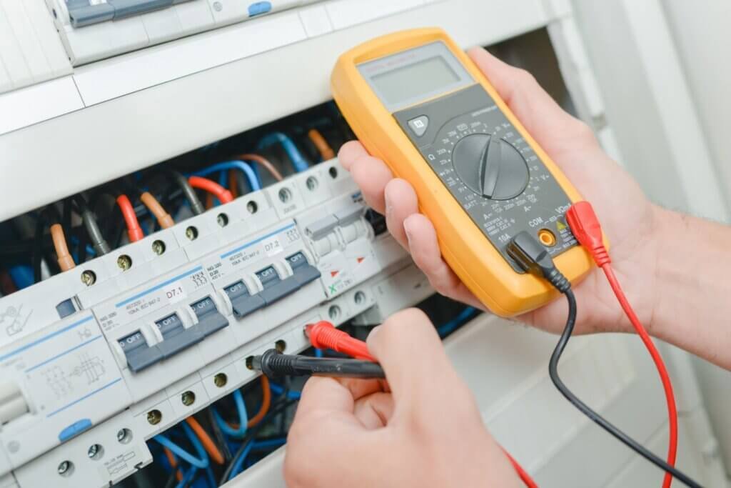Contrôle d’un tableau électrique au multimètre lors d’un dépannage