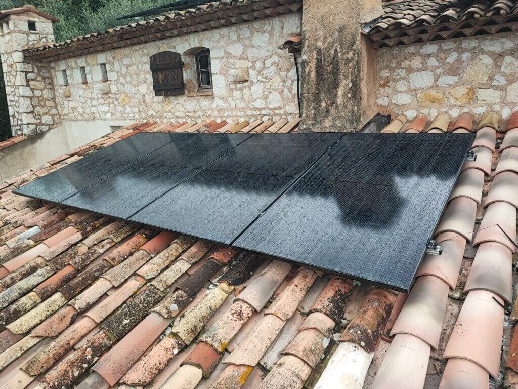 Panneaux solaires DualSun 500 Wc full black posés sur tuiles à Cabris