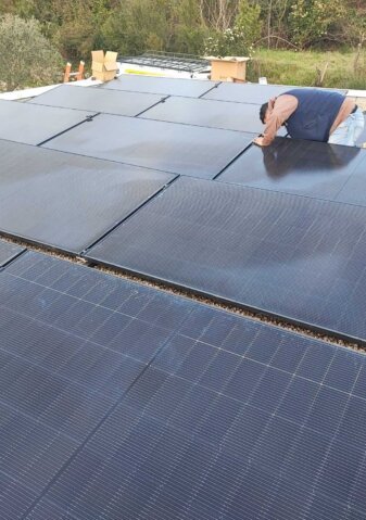 Panneaux Solutium 500 Wc sur toit-terrasse avec structure K2 Dome à Fayence