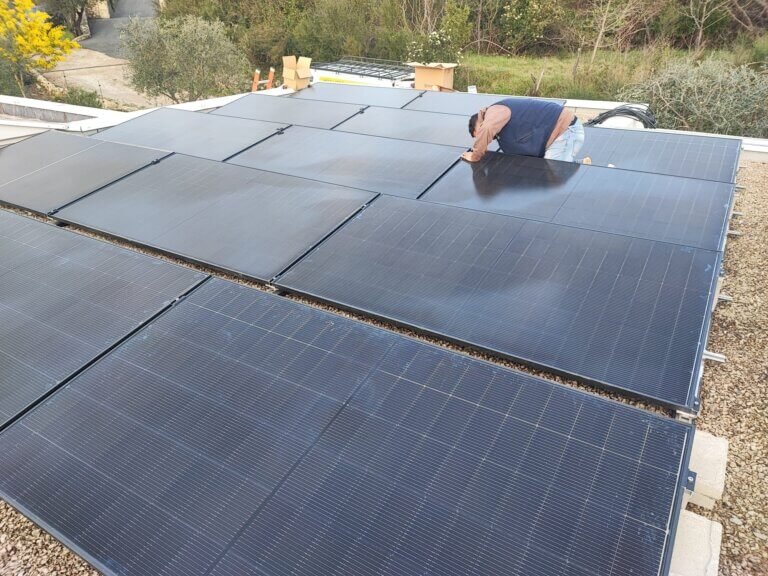 Panneaux solaires sur toit-terrasse avec structure K2 Dome à Fayence, Var