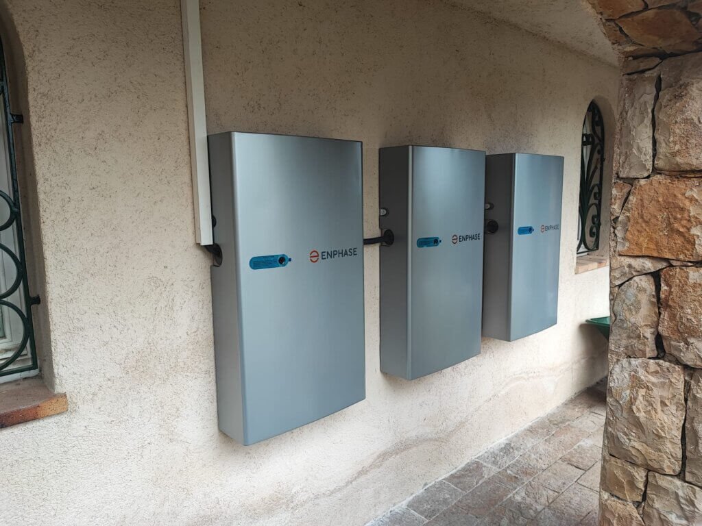 Batteries solaires Enphase IQ Battery 5P installées au mur
