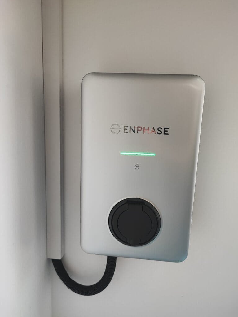 Borne de recharge Enphase installée par RDG Energy.