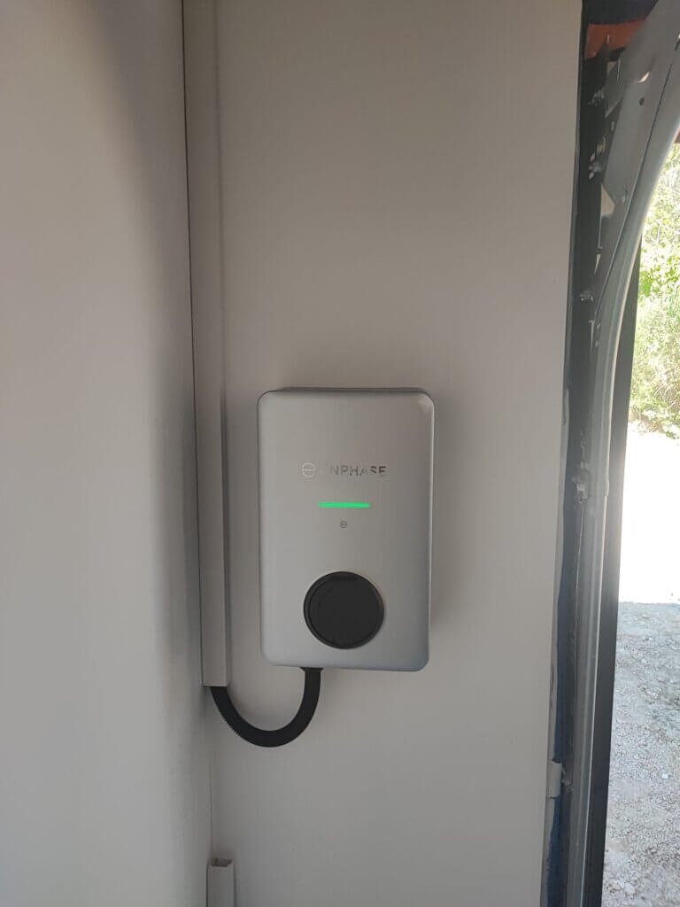 Borne de recharge Enphase installée dans un garage