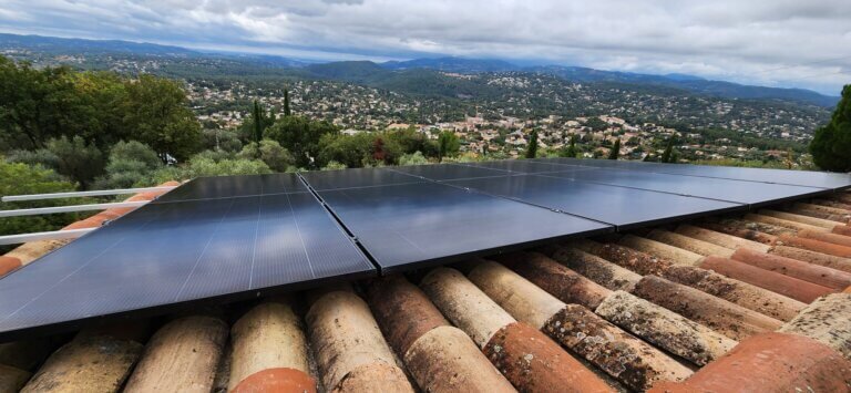 Installation photovoltaïque de 14 kWc sur toiture en tuiles à Cabris, Alpes-Maritimes