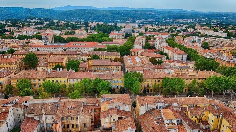 Aix-en-Provence et le cours Mirabeau vus du ciel, Bouches-du-Rhône