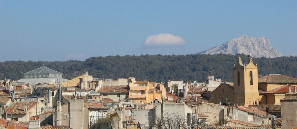 Toits d’Aix-en-Provence et montagne Sainte-Victoire