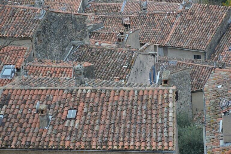 Toits en tuiles du village perché de Fayence, commune voisine de Tourrettes