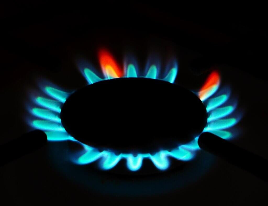 Flamme bleue d’un brûleur de cuisinière au gaz