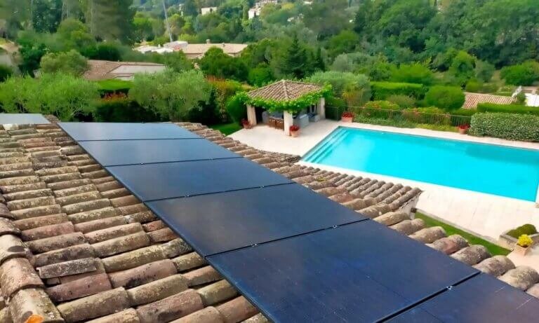 Installation solaire 9 kWc DualSun 500 Wc sur tuiles avec vue piscine, onduleur Huawei et batterie Luna 10 kWh