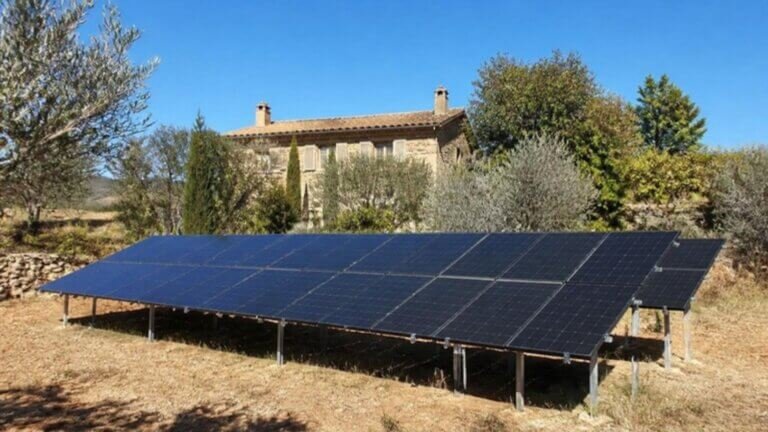 Panneaux solaires posés au sol sur structure aluminium dans le jardin d’une villa en Provence