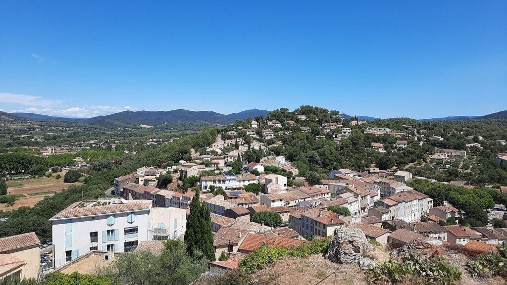 Village de Pierrefeu-du-Var vu de Sainte-Croix, Var
