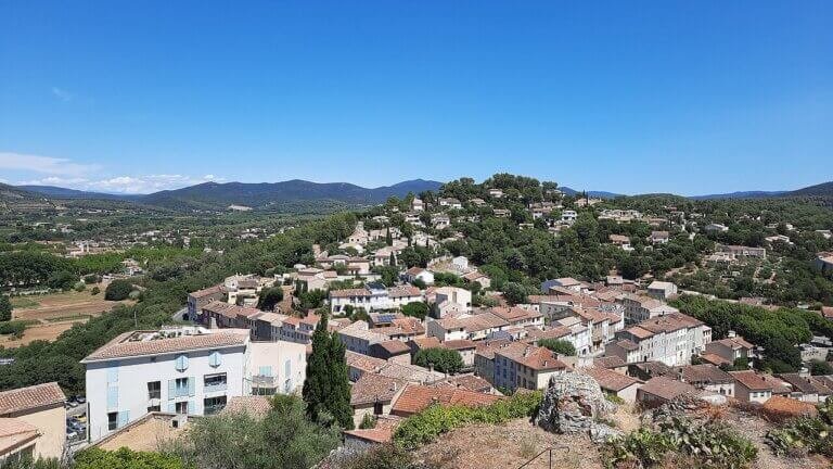 Village de Pierrefeu-du-Var vu de Sainte-Croix, Var