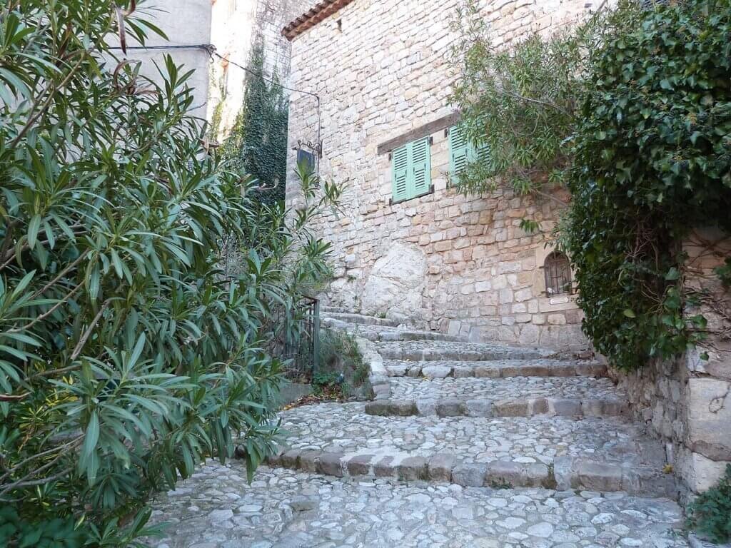Calade dans le village de Seillans, Var